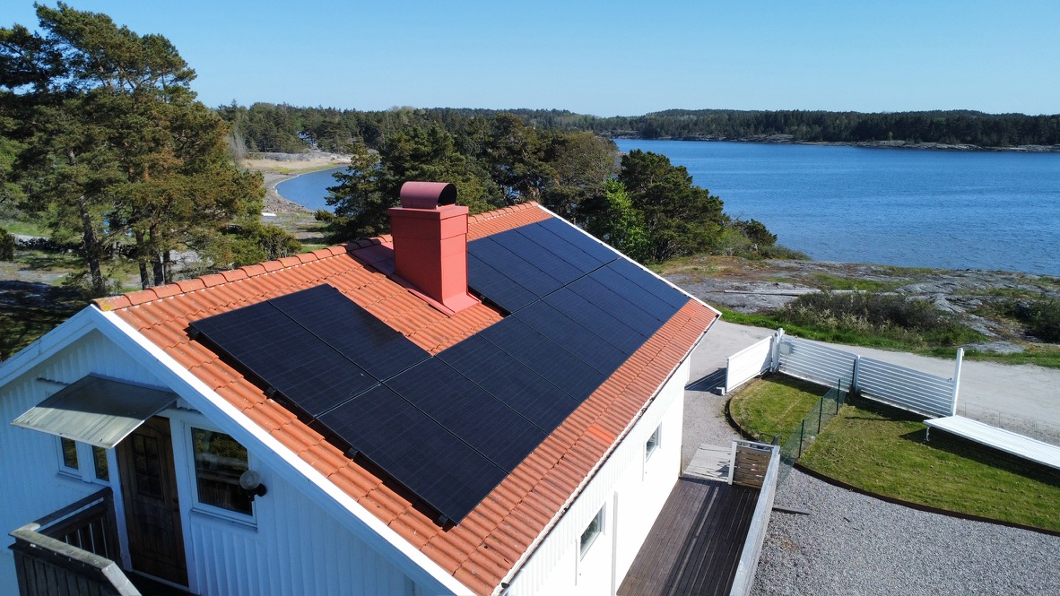 Solpaneler på tak i svensk natur