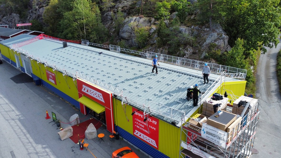 Drönarbild under installationen på TVBoden
